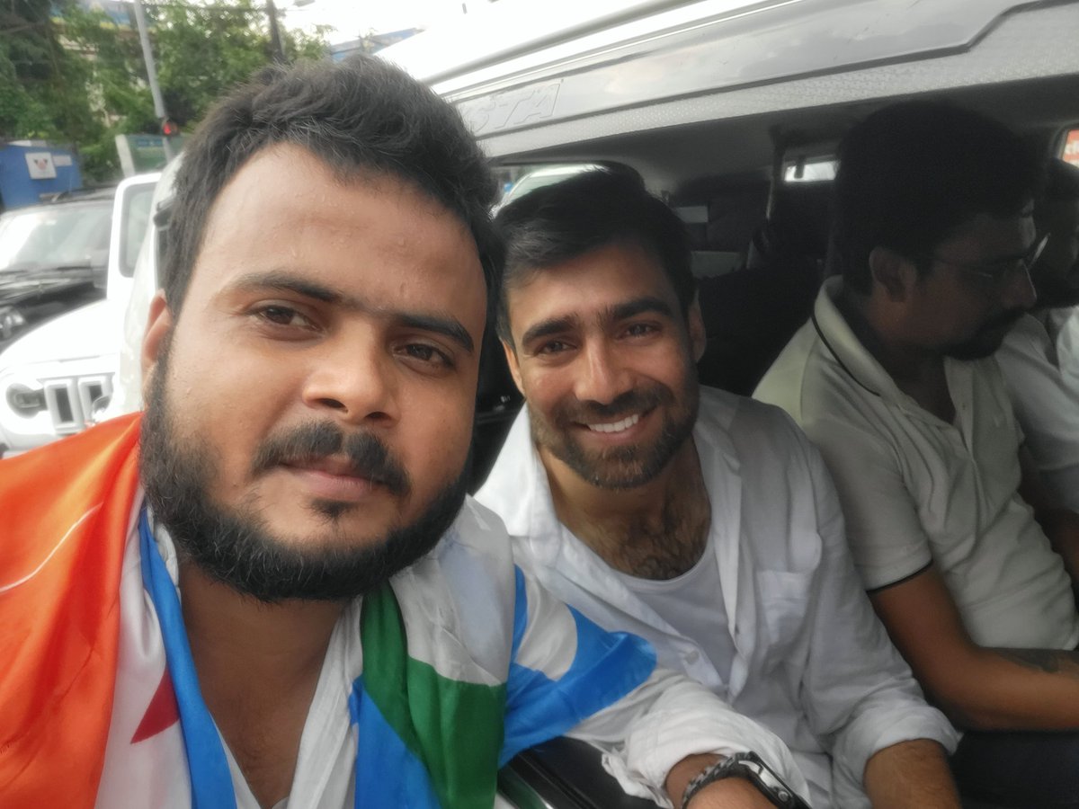 Subhash86192712's tweet photo. मुख्यमंत्री आवास घेराव के दौरान हिरासत में लिए जाने के बाद कोतवाली थाना से घर वापसी। 

इस दौरान NSUI के राष्ट्रीय अध्यक्ष विनोद जाखड़  जी से आत्मीय मुलाकात हुई।

छात्रों को न्याय मिलने तक संघर्ष जारी रहेगा...✊
#krantiveersubhash #BiharStudents 
@VinodJakharIN https://t.co/H9GKsIkArY