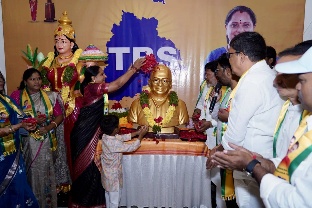 RaoKavitha's tweet photo. తెలంగాణ రాష్ట్ర సాధనే ఏకైక లక్ష్యంగా జీవితం మొత్తం అంకితభావంతో పని చేసిన మహనీయుడు ప్రొఫెసర్ జయశంకర్ సార్.

తెలంగాణకు జరుగుతున్న అన్యాయాలను నిరంతరం ప్రశ్నిస్తూ, తెలంగాణ రాష్ట్ర అవసరాన్ని నొక్కి చెప్పేవారు. తెలంగాణ ప్రజలు ఆత్మగౌరవంతో తమను తాము పాలించుకోవాలని పరితపించేవారు. ఆ క్రమంలోనే ఎల్లప్పుడూ ఉద్యమ స్ఫూర్తిని జనంలో రగిలించిన గొప్ప మేధావి ప్రొఫెసర్ జయశంకర్ సార్ జయంతి సందర్భంగా ఆ మహనీయుడికి ఘన నివాళులు.

సాధించిన తెలంగాణలో అన్ని వర్గాలకు సమాన అవకాశాలు దక్కాలని, సామాజిక తెలంగాణ కావాలన్న వారి ఆశయాన్ని స్ఫూర్తిగా తీసుకొని, సామాజిక తెలంగాణ సాధనకై తెలంగాణ రక్షణ సేన నిరంతరం పోరాడుతుంది.

#TRS4SocialJustice