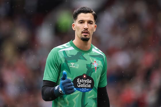 planeta_sportsh's tweet photo. Firmadito! ✍️🔵⚪: ALTAY BAYINDIR, NUEVO JUGADOR DEL CELTA DE VIGO.
El portero turco de 28 años llega cedido desde el Manchester United por una temporada, con opción de compra de 4M€. El Celta asumirá su salario.
#Celta #Fichajes #ManUnited #Bayindir https://t.co/EUJteUazz0