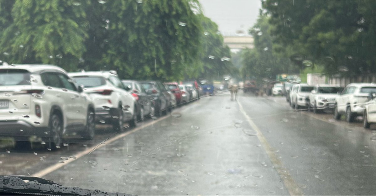 motu_patloo's tweet photo. @LtGovDelhi @CPDelhi @dtptraffic @dcp_outernorth @MCD_Delhi @dcrohinizone @gupta_rekha @DelhiPwd वो मैं न्यू केह रिया था की रोहिणी सेक्टर 18, उत्सव व आस्था अपार्टमेंट के बीच की सड़क की इस अवैध पार्किंग से ऐसा कितना पैसा आ रहा है की कोई भी इसे बंद नहीं करवा रहा है? https://t.co/oZj8Voia8m