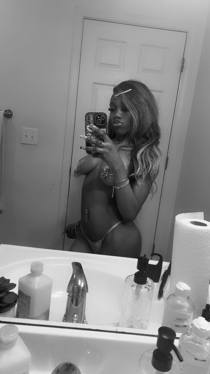 highoffyannaa's tweet photo. facetime?? Im horny asfc rn ugh😖 https://t.co/dWNeYD4rVi