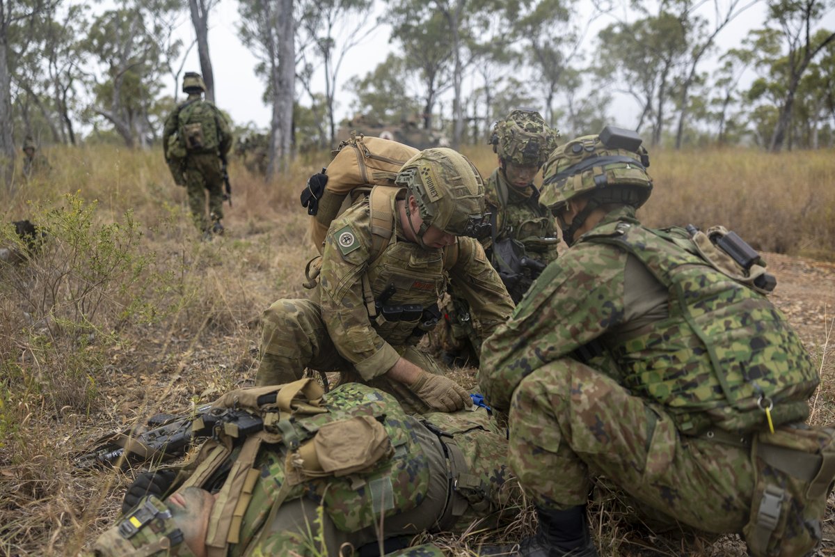 AustralianArmy's tweet photo. Collaboration in action to keep our soldiers mission-ready 🚑  

#AusArmy soldiers from 4HB worked with Japan Ground Self-Defense Force soldiers 🇯🇵 to perform medical treatment on a simulated casualty during Exercise Southern Jackaroo. 

📸 PTE Alli Craig 

@jgsdf_pr https://t.co/fGKCxFiJT0