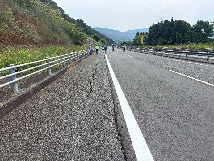 mlit_yatsushiro's tweet photo. #南九州道 （#南九州西回り自動車道 ）の #日奈久IC ～　＃田浦IC の #早期復旧 に向けて作業を進めています。日奈久ＩＣ付近で損傷した路面の復旧作業を実施しました。なお、区間内には復旧作業中の箇所が複数残っており、引き続き安全第一で取り組みます。
#八代河川国道事務所 #九州地方整備局 https://t.co/bzsjDPOJT7
