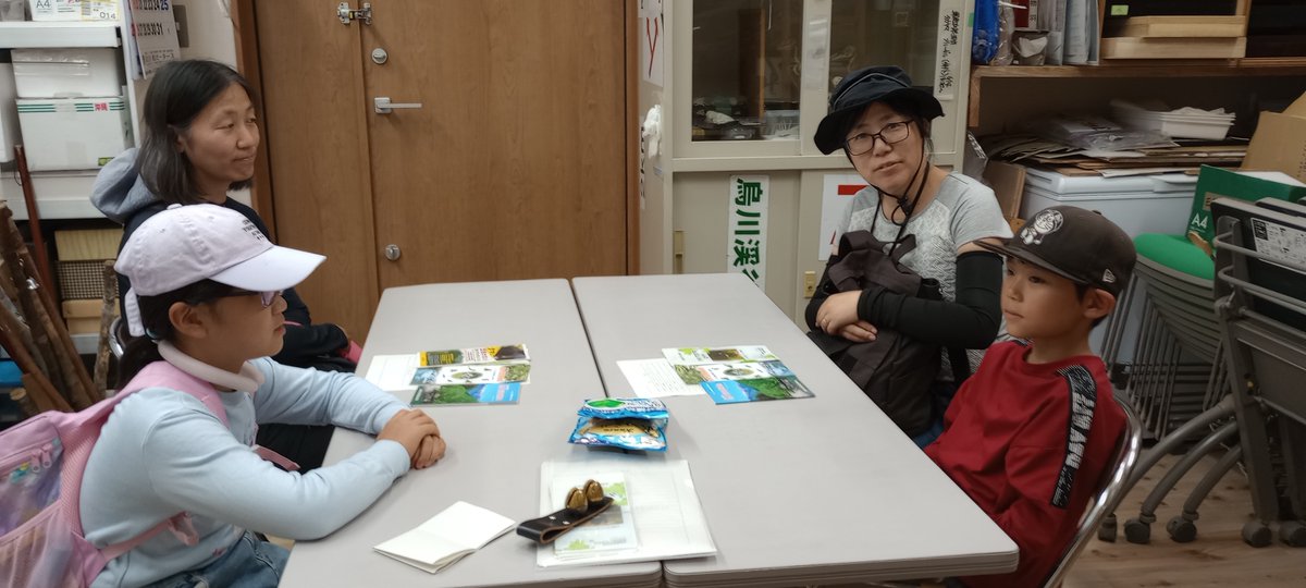 Azuminokensetsu's tweet photo. 【烏川渓谷緑地より】ジョブキッズ信州開催。クマ生息域にある公園内をパトロールするため、クマの勉強もしました！お母さん方もクマスプレーのストッパーを外して、もしもの時の練習！してからのお仕事。暑い中、掃除も頑張りました。ありがとう。ワイルドな公園、好きになってもらえたらいいな！ https://t.co/MNgRwJutC2