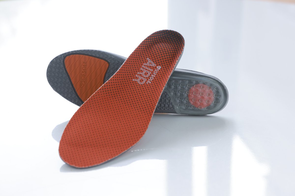 sofsole_jp's tweet photo. そもそもインソールって、ただの靴の付属品だと思っていませんか？
実は、足裏と靴の間で、衝撃を吸収したり、足裏のアーチを支えてバランスを整えたり、靴の中を快適に保つ大切な役割があります。
毎日の足のラクさに意外と関わっているんですよ。
#インソール #ウォーキング https://t.co/2qqOiH2tNd