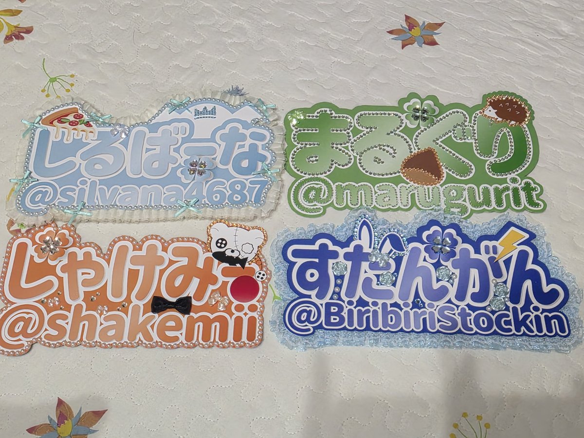 39benizakura's tweet photo. 概ね完成……かな？
フリル付けたらやっぱり派手になりますねぇ😊
🔴さんは一番シンプルだけど、何気に一番時間がかかってるんです。
🐻のイラスト、これ全部塗り潰しの図形を重ねて作ってるんですよね。
縁とかも付けられなかったので、黒い丸に白い丸を重ねて縁にしてるんです……大変でした😭 https://t.co/s4P1moZ1m1