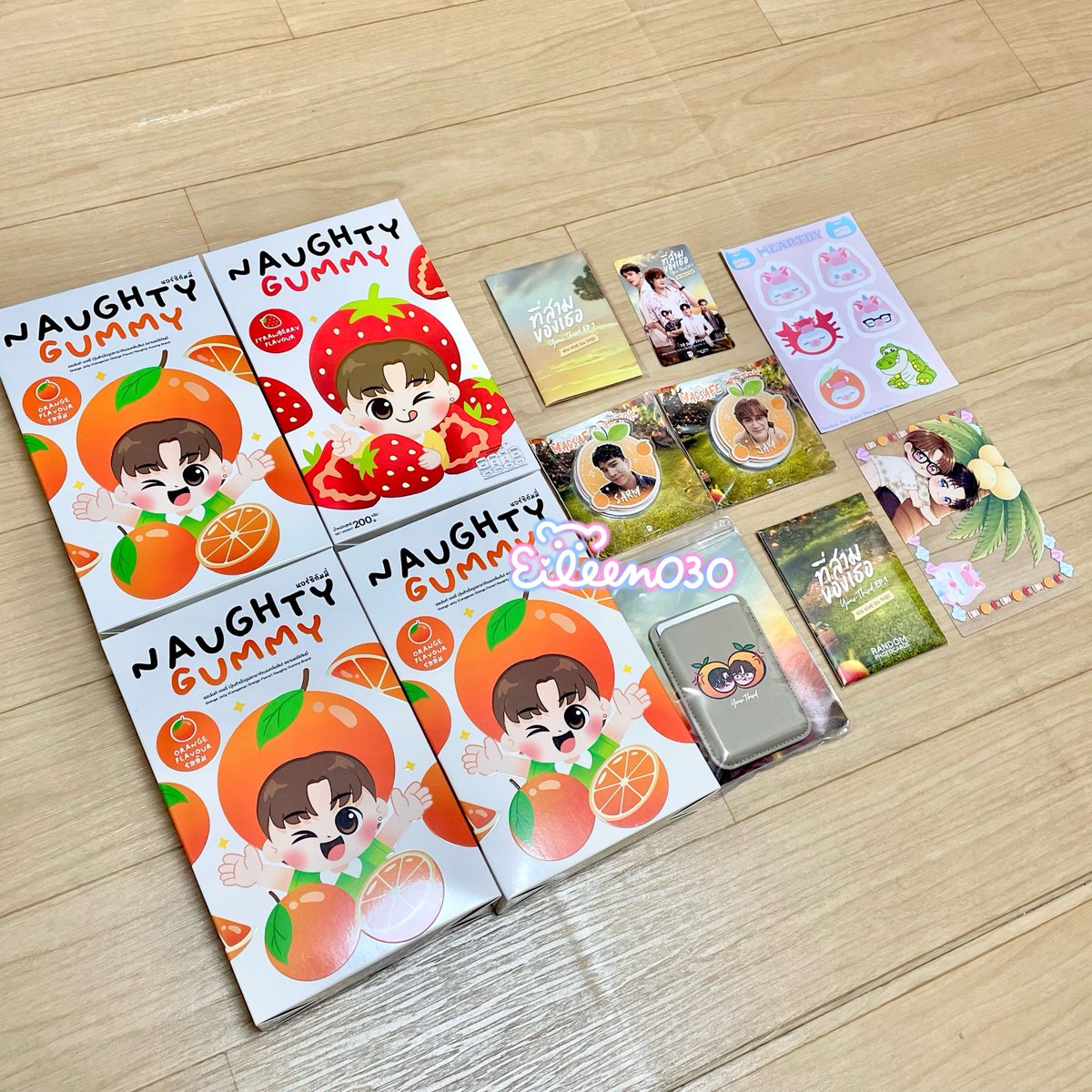 EileenO3O_'s tweet photo. 拖好久才發🤣
大大大感謝滿月 @hsaiochi 幫我各種代購🥰🙏🏻
還給我首映小卡
讓卡包0張雙人的衰鬼獲得一張麥奶🥹
還有 @nakihql 的貼紙透卡超可愛🥳
希望明年有機會見麥奶🫠 https://t.co/eJZbW4Muj0