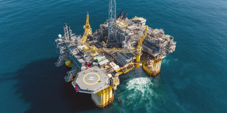 india_plus_'s tweet photo. 🚨 India's L&amp;T lands another ultra-mega global win. 

L&amp;T has secured an ultra-mega contract worth over ₹15,000 crore from ADNOC Offshore for a major offshore energy project in the Middle East. https://t.co/XCx8f4dAPx