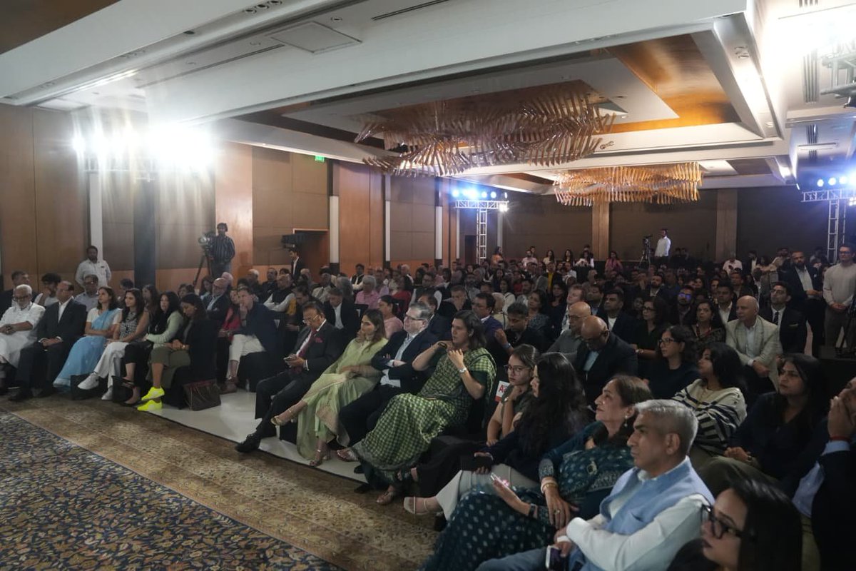IndianExpress's tweet photo. #ExpressAdda | "International taste of India (K-Drama, Japanese drama) has been a surprise for everyone including myself, who came here with a pre-formed idea of what we had to do for Indian audience": Ted Sarandos, Co-CEO, Netflix to Anant Goenka, Executive Director, The Indian Express
Watch: https://t.co/Mst855Oa9h