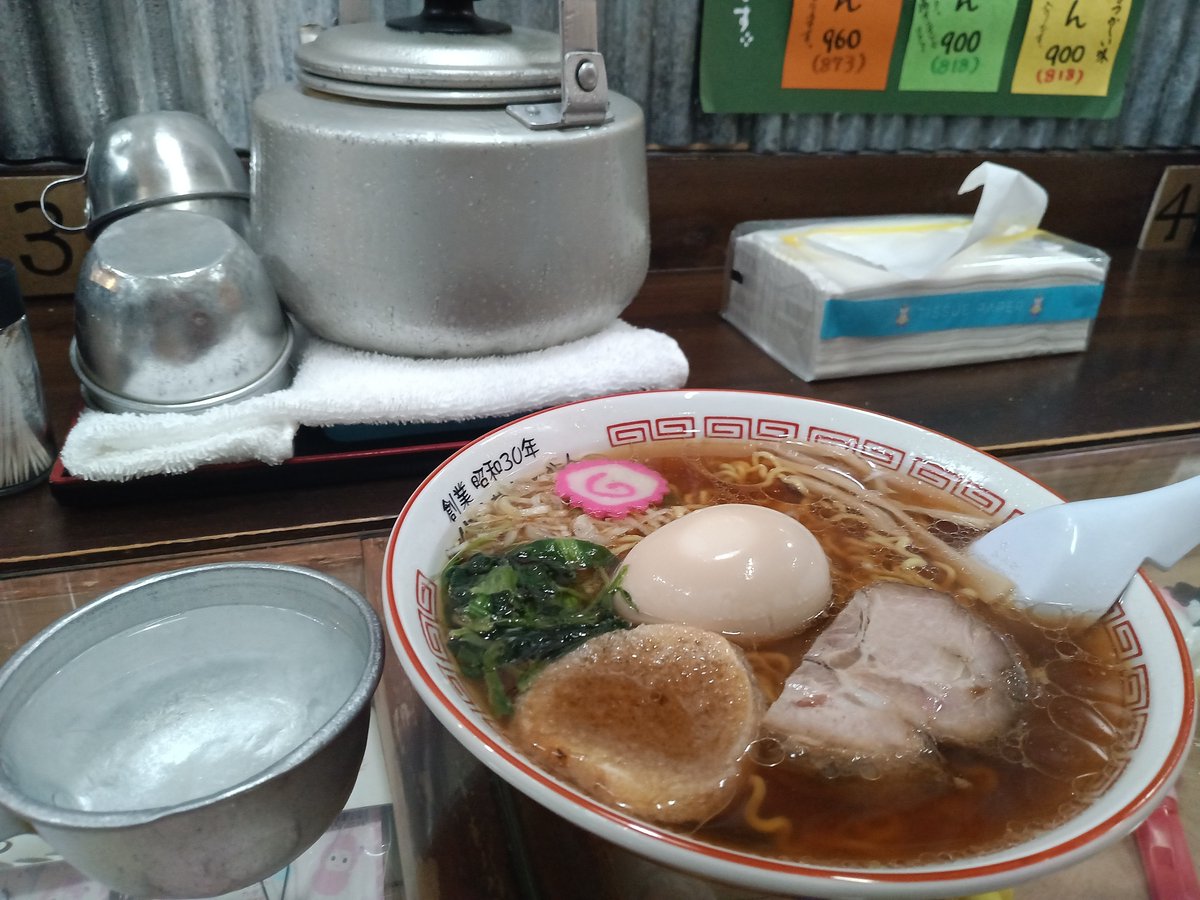 0640826masami's tweet photo. 先ほどの動画にある昭和レトロのラーメン店です🍜
（昭和30年からの）
やかんには冷たいお水が入っています(*^^*)
コップもレトロ😅 https://t.co/g4k8HzhCFe