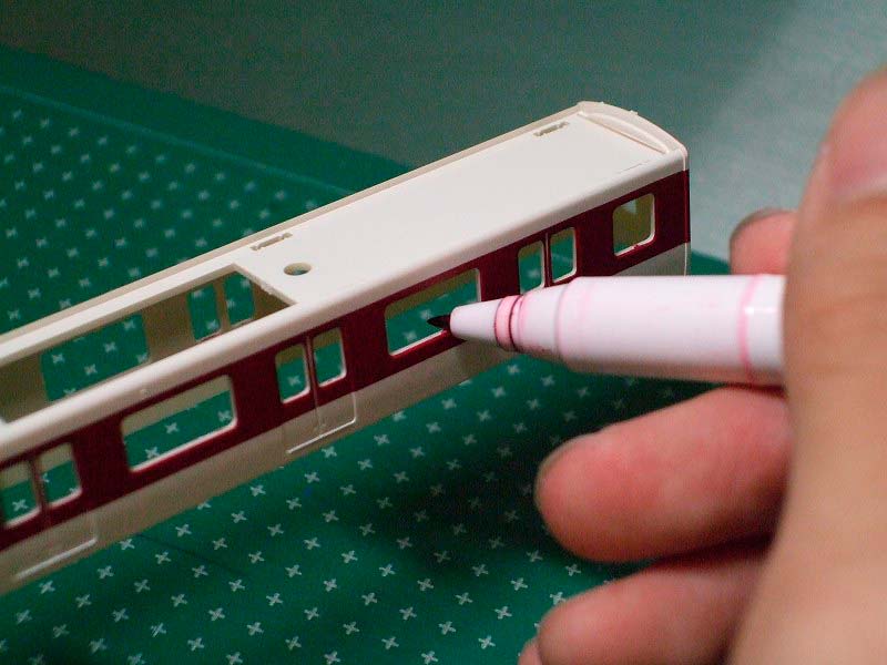 cp_nagoyaoosu's tweet photo. ガンダムマーカーの｢リアルタッチレッド｣が再入荷しました。近鉄車両のマルーンに近い色ですので窓周りに塗ることでグッと引き締まります！ぜひお試しください。
#鉄道模型　#クレオス　#模型工作　#近鉄 https://t.co/Zc036DgMsD