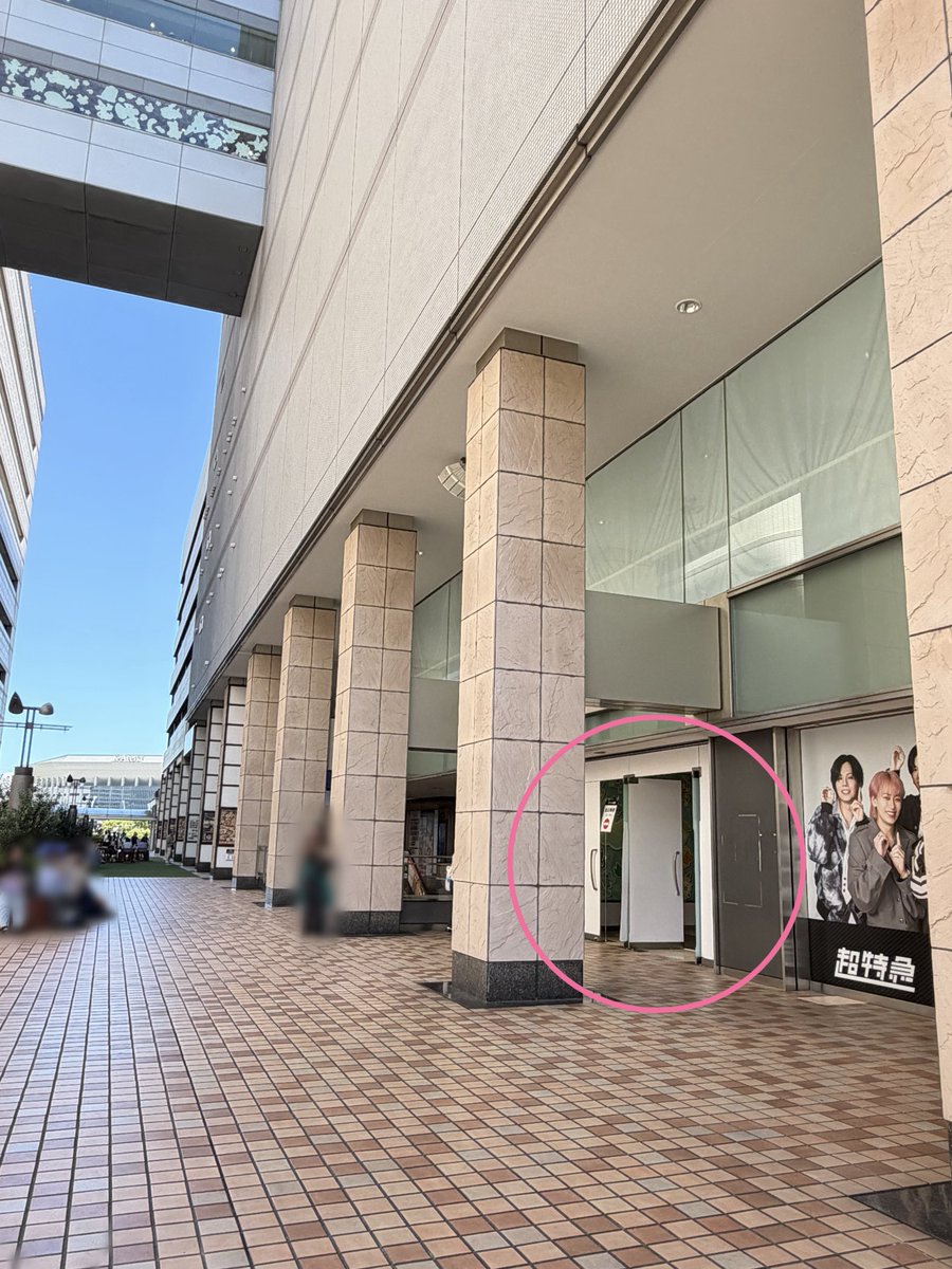 hanayu220's tweet photo. 超特急 POP UP SHOP
スカイビル２階イベントスペースは、お隣のそごう２階と直結しているはまテラスに面した独立した入口でした

スカイビル館内のエレベーターでは２階に上がれないので、お気をつけて

地下2階から2階
へのアクセス方法
https://t.co/mo2cQlHQfC

奥に見えるのがKアリーナ https://t.co/2PnqvLlEWL