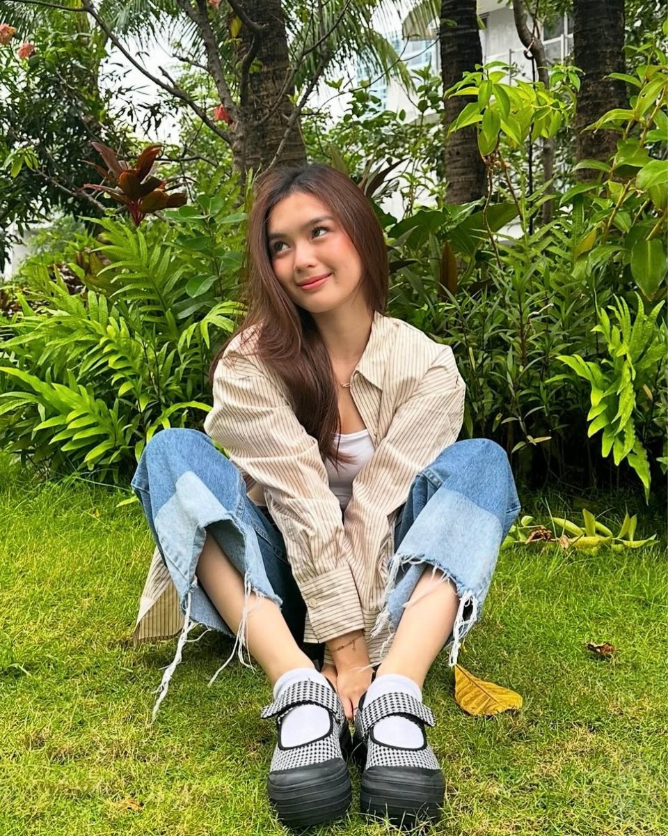 PEPalerts's tweet photo. #PEPSelfCare: Francine Diaz has no problem repeating outfits, saying there's nothing wrong with wearing the same clothes again as long as you mix and match them creatively. #FromTheArchives

Read: https://t.co/V0UIIWO8aU https://t.co/NdEbTrw1fg