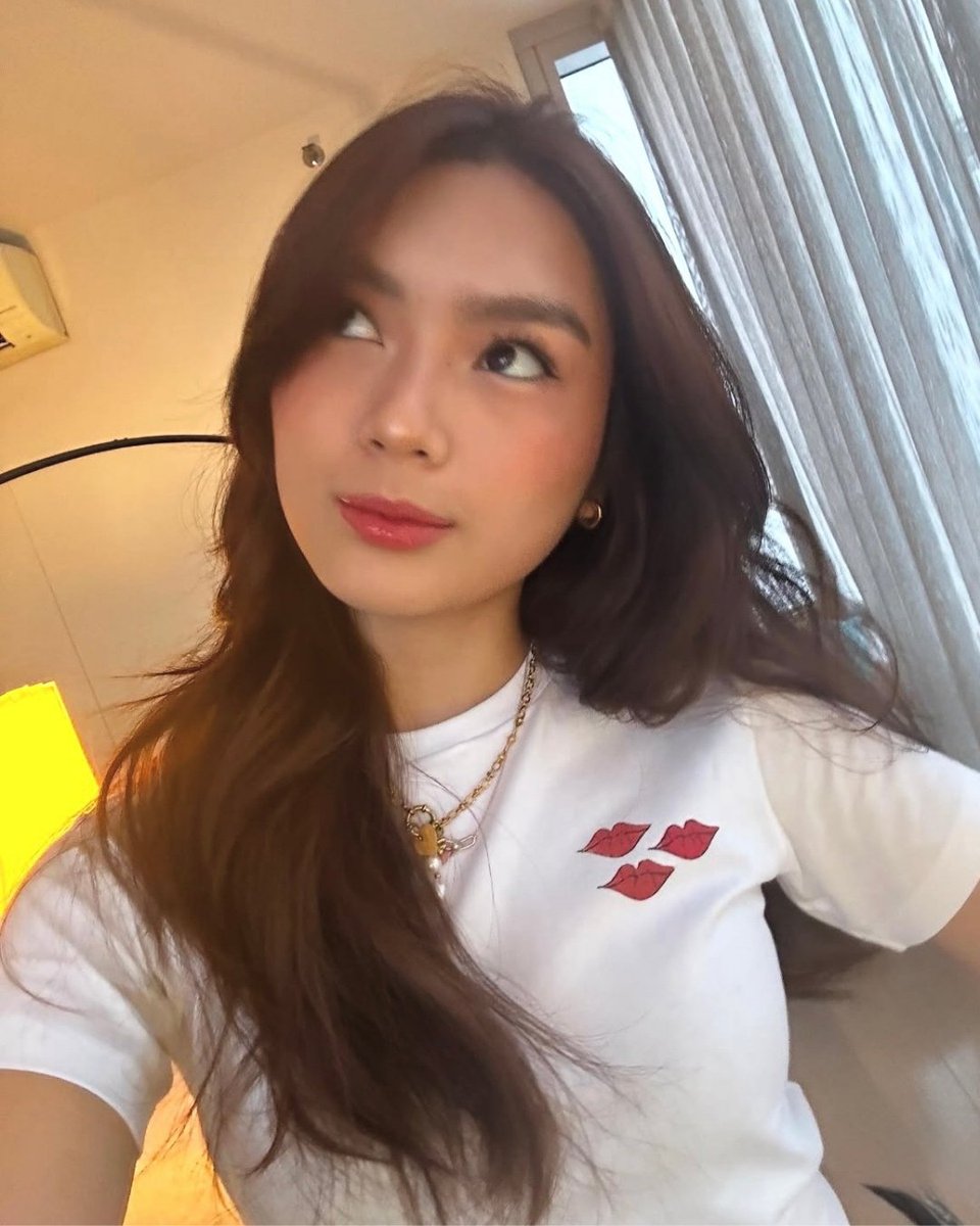 PEPalerts's tweet photo. #PEPSelfCare: Francine Diaz has no problem repeating outfits, saying there's nothing wrong with wearing the same clothes again as long as you mix and match them creatively. #FromTheArchives

Read: https://t.co/V0UIIWO8aU https://t.co/NdEbTrw1fg