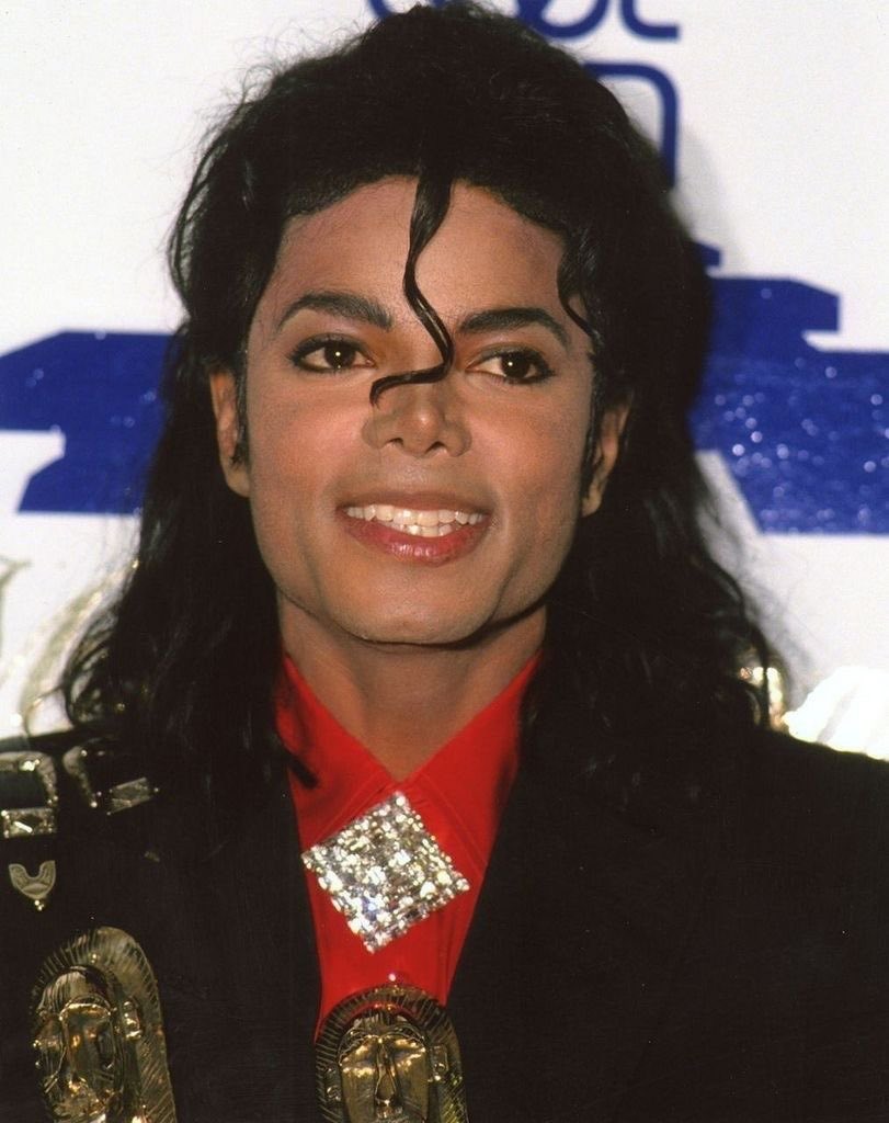 mjshqz's tweet photo. the single curl look is killer https://t.co/ZFLJyjEvvx