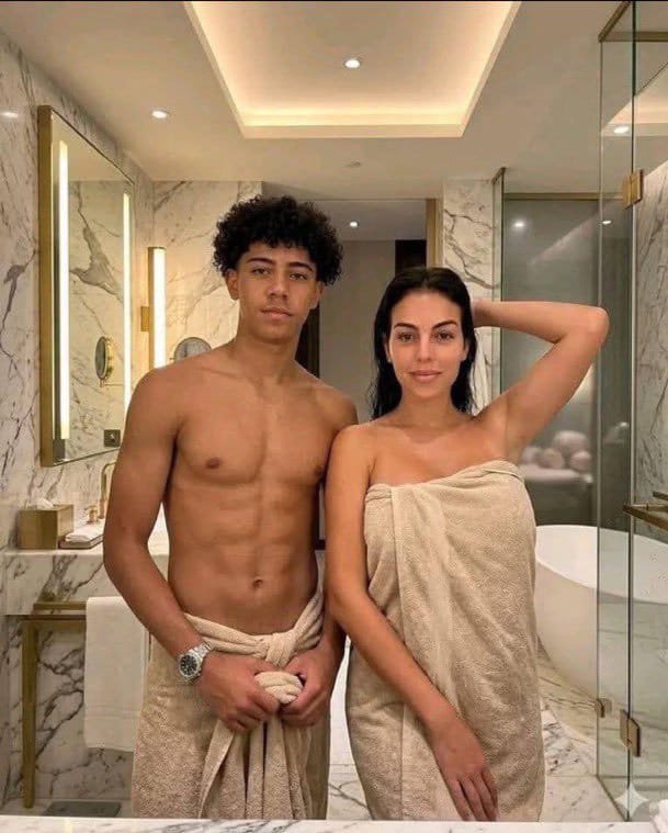 Aylinrmk's tweet photo. Cristiano Ronaldo jr's dating history

2022 / single
2023 / single 
2024 / 🇺🇾Delfina Suárez(15yrs)
2025 / 🇺🇾Delfina Suárez(16yrs)
2026 / 🇧🇷Eleonor Caires(27... love https://t.co/VYeMlXqpOD