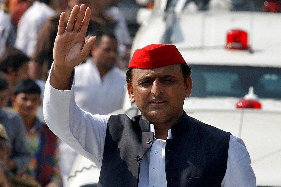 Neeraj_Bhawanii's tweet photo. बड़े काम की सलाह,
             @yadavakhilesh

आप जिस रास्ते से भी गुजरते हैं, उस रास्ते पर पड़ने वाले सरकारी विद्यालयों (प्राइमरी से पीजी तक) का औचक निरीक्षण कीजिए।

विद्यालय में जाकर साफ-सफाई, भवन की गुणवत्ता, शौचालयों की व्यवस्था, खासकर छात्राओं के लिए उचित सुविधाएँ हैं या नहीं, इसकी जांच कीजिए।

मिड– डे मील में मिलने वाले भोजन की गुणवत्ता की जांच स्वयं उसे चखकर कीजिए।

विद्यालयों में बच्चों और शिक्षकों के अनुपात सहित अन्य व्यवस्थाओं का भी स्वयं ज़मीन पर उतरकर आकलन कीजिए और उसे सार्वजनिक कीजिए।

ऐसा करने से सरकार बैकफुट पर आएगी, जनता आपसे सीधे जुड़ेगी, व्यवस्था में भी सुधार होगा और आप लगातार अगले दिन के अखबारों की सुर्खियों में भी बने रहेंगे।

औचक निरीक्षण को आपको अपने रोज़मर्रा के सार्वजनिक जीवन की आदत बना लेना चाहिए।

@samajwadiparty @mediacellsp @UDhakre