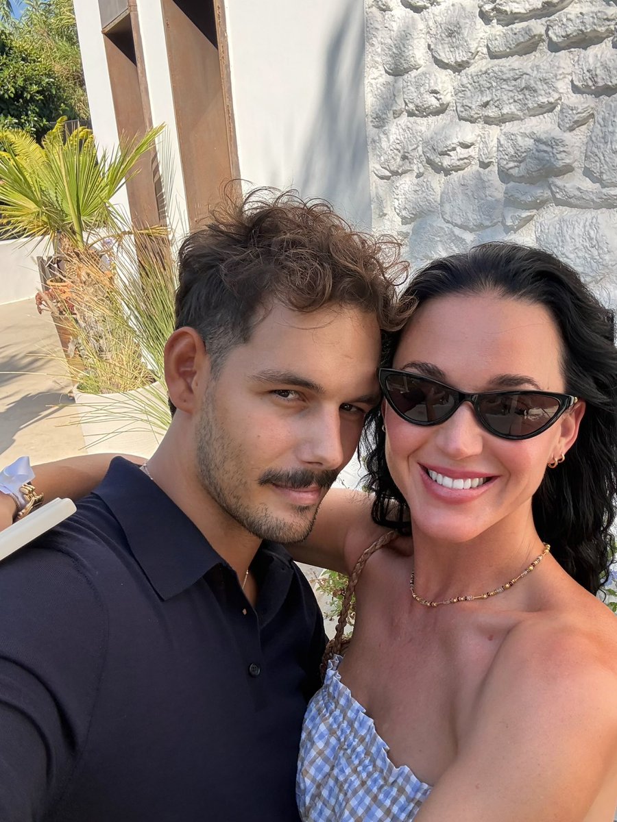 oBlueNeighbour's tweet photo. Guys 😭 yesterday was the best day of my life 🦋 I can’t express my feelings , thank you for the talk and for shaping me into the man I am today 🦋 @katyperry https://t.co/CDEBFZ05YM