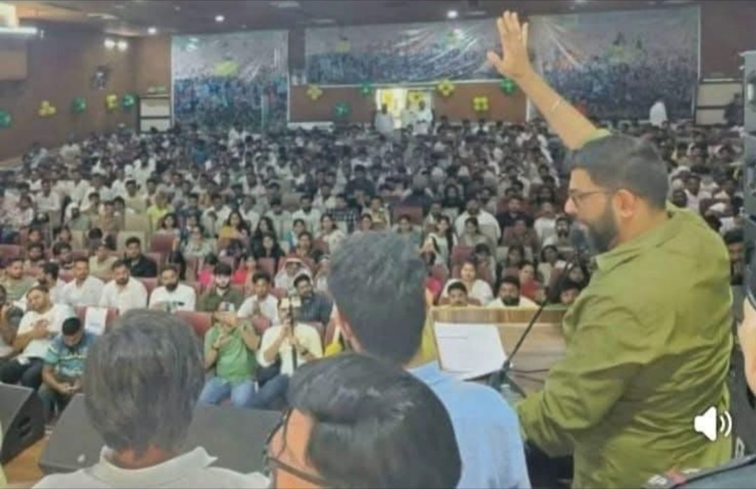 haryanvitai's tweet photo. चंडीगढ में इनसो का कार्यक्रम 

कुछ लोग कह रहे हैं की 
हाल में पीछे पोस्टर लगा रखे हैं ताकि ज्यादा भीड़ दिखे https://t.co/nQEYkJBzhZ