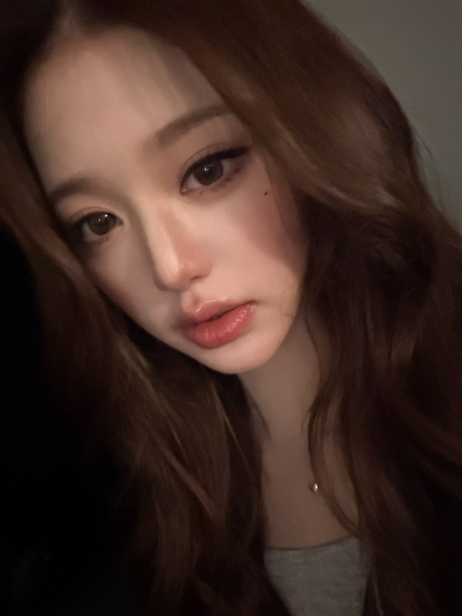 wonyoexe's tweet photo. jang wonyoung is better than me because i would be insufferable with that face https://t.co/Lo1aViO7xW