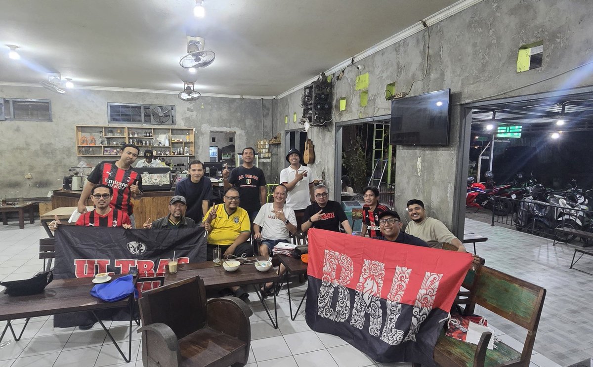 MIsezBali's tweet photo. 📷 Galeri Nobar 𝘿𝙚𝙧𝙗𝙮 𝘿𝙚𝙡𝙡𝙖 𝙈𝙖𝙙𝙤𝙣𝙣𝙞𝙣𝙖 • 05 Agustus 2026 📍 Jala Coffee

#Galeri #Nobar #MilanistiBali #ForzaRossoneri #SempreMilan https://t.co/FbG3kAjZEG