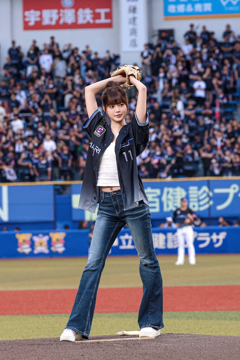 oricon's tweet photo. LE SSERAFIM・ウンチェ、
日本プロ野球で初始球式⚾️
⠀
「この日のために一生懸命に練習してきました」
選手たちも投球をレクチャー
https://t.co/QZkipJs7Wi
⠀
#LE_SSERAFIM ▷HONG EUNCHAE https://t.co/HjGVsunNP7