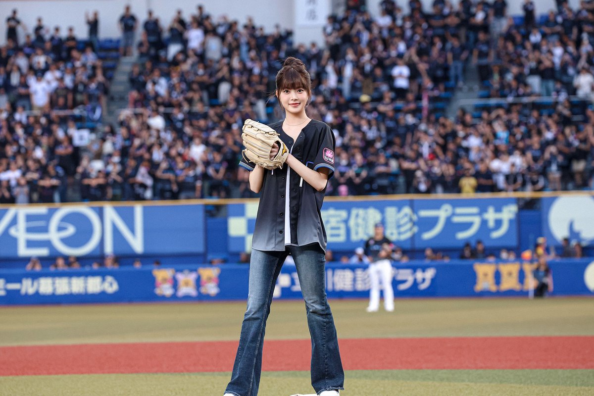 oricon's tweet photo. LE SSERAFIM・ウンチェ、
日本プロ野球で初始球式⚾️
⠀
「この日のために一生懸命に練習してきました」
選手たちも投球をレクチャー
https://t.co/QZkipJs7Wi
⠀
#LE_SSERAFIM ▷HONG EUNCHAE https://t.co/HjGVsunNP7