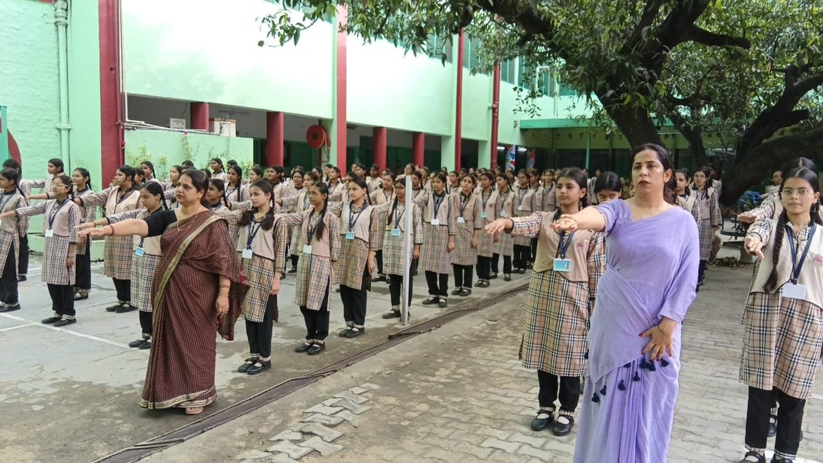 aolritudidi's tweet photo. @NMBA_MSJE awareness program under guidance of @DMMoradabad sir at KCM School MBD wd 2000 students n teachers Intearctive session with @ArtofLiving life coach Ritu narang thanks to Principal Sir. @narendramodi  @myogiadityanath  @mygovindia @PMOIndia   @MSJEGOI  #SayNoToDrugs https://t.co/rCKlkNSK1l