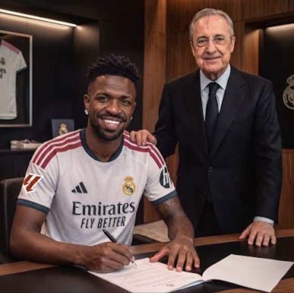 freakin_snow's tweet photo. Former Brazil striker Fred speaking on the Vinicius Jr contract renewal issues with Real Madrid.

“It’s funny how they ( Real Madrid) are treating Vini, after all he has done for the club. Vini has won many trophies for Madrid, yet they brought Mbappe and pays him more. What has Mbappe won for them “Nothing”.

Vini is asking for his rights and Madrid should not hesitate to give it to him. If you can give Mbappe who hasn’t done much for the team that amount, why can’t you give Vini similar or even higher.

It’s obvious Florentino wants the club to be about Mbappe and it is having negative impact on the team.