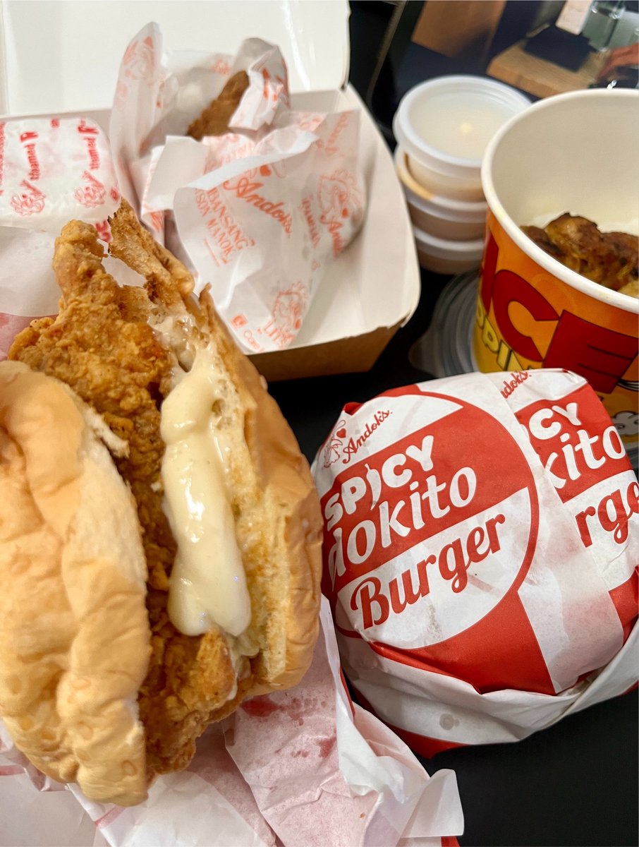 b9rger's tweet photo. spicy dokito burger send tweet https://t.co/kzsBSdnUbZ