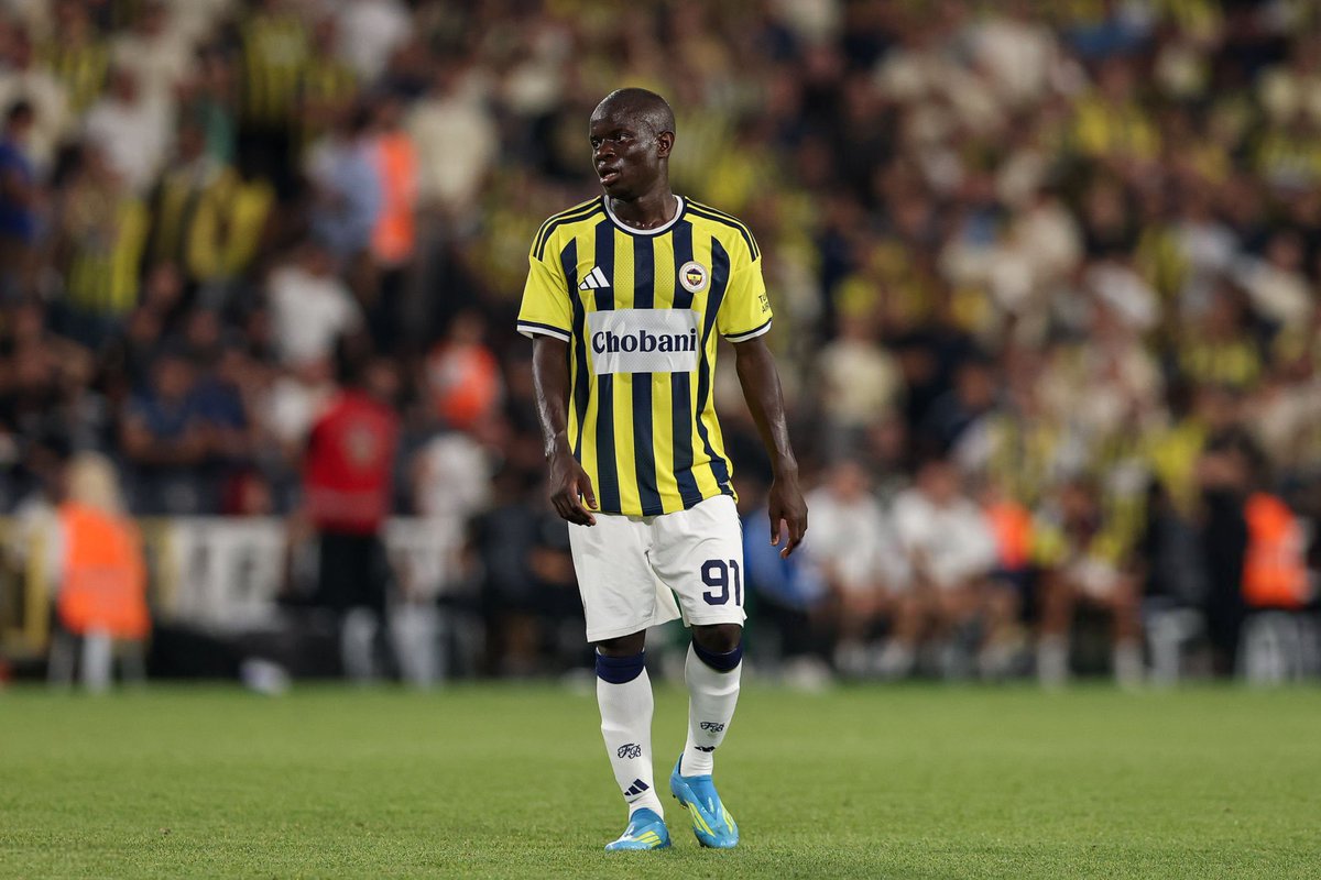 fenerkolikorg's tweet photo. Ömer Üründül: "Fenerbahçe'nin ikinci yarıda fiziksel açıdan düşmesi normal. Bu kadro yapısının tempoda devamlılık sağlaması mümkün değil. Guendouzi ve Kante ağır yükü başarıyla taşıdılar. Skriniar son derece diriydi, yanındaki Ake'nin de işi biliyor olmasının Skriniar'ı daha da rahatlattığı gerçek.

Greenwood gerçekten çok kaliteli bir kanat forveti. Futbolu biliyor, az top kaybediyor, golü de mükemmeldi ama daha hazır değil. Dün gecenin en büyük kazancı Kerem'in performansıydı. Müthiş koştu, en önemlisi de takım savunmasına verdiği üst düzey katkıydı."