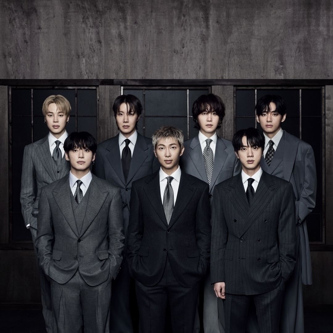 weverseofficial's tweet photo. [Weverse Magazine] [The Weekly] 방탄소년단의 그래미 어워드 출품 거부
방탄소년단, 그레이시 에이브럼스, ‘롤라팔루자 시카고’

[The Weekly] BTS turns away from the Grammys
BTS, Gracie Abrams, Lollapalooza Chicago

[The Weekly] BTS、グラミー賞へのエントリーを見送り
BTS、グレイシー・エイブラムス、〈ロラパルーザ・シカゴ〉

KOR: https://t.co/gcsSWIeIBC
ENG: https://t.co/11xwaoITJl
JPN: https://t.co/cjDcaPVHEx

#위버스 #Weverse 
#위버스매거진 #Weverse_Magazine