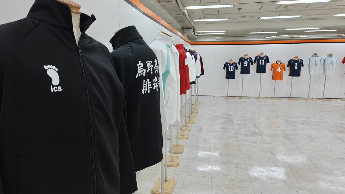 haikyu_ensei's tweet photo. 【東京会場】
#ハイキュー!! #頂ストア

本日8月6日(木)より
東京会場がオープン!!📢

主将たちの描き下ろしビジュアルを使用した限定商品をはじめ、
ジャージ、ユニフォームなど数多くの商品を店頭で取り扱いしております。

ぜひ会場でお楽しみください‼︎🚌

🏐東京会場
京王百貨店 新宿店7階 大催場
8月6日(木)～8月18日(火)
https://t.co/gW7eQZN726