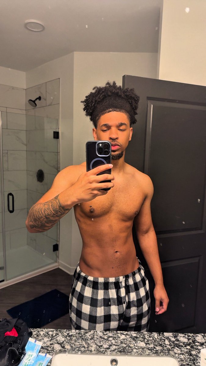 saucey_austin's tweet photo. Its gettin late, come cuddle🛌 https://t.co/CYWEfzp6E0