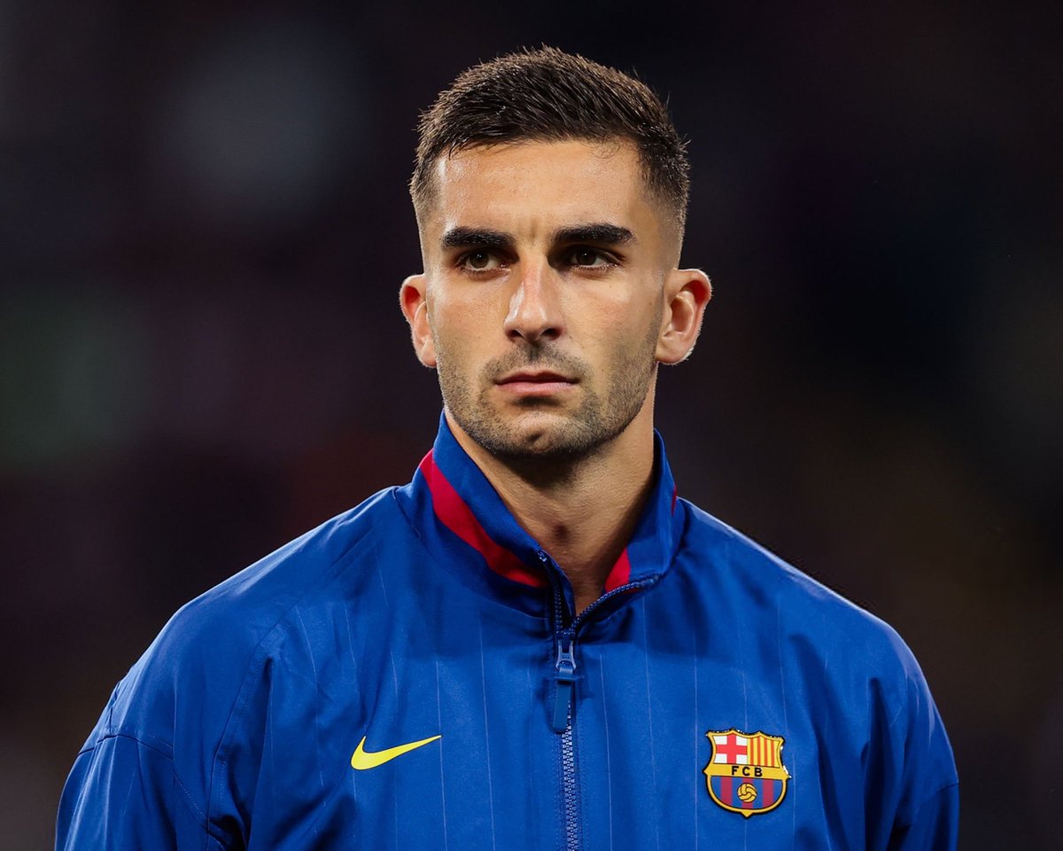 forcabarca_ar's tweet photo. هوغو سكوشيا (SPORT): 

نحن نعطي لاعبي كرة القدم قيمة أكبر من اللازم، نضعهم على منصات عالية، بينما كل ما يفعلونه هو لعب كرة القدم! 

نعم، نحن نستمتع كثيرًا بهذه الرياضة، ونشعر بالحماس تجاه أولئك اللاعبين، لكن لنتذكر إنهم في النهاية مجرد لاعبي كرة قدم! 

هؤلاء اللاعبين لا يتمتع بعضهم بقدر كبير من النضج الفكري، يملكون ثروات هائلة، بينما ما يفعلون هو مجرد ركل الكرة! 

هم لا ينقذون الأرواح، ولا يحمون الأرض، ولا يكتبون الشعر، ولا ينظفون الشوارع.. هناك شيء خطير للغاية في هذا التقديس لهم: ففي النهاية يبدأون بتصديق ذلك عن أنفسهم! 

فيران، الذي سجل قبل أسابيع قليلة أهم هدف في مسيرته، يجب أن ينصحه أصدقاؤه وعائلته بشكل أفضل، الانتقال من الجحيم إلى الاعتقاد أنك بلغت قمة المجد هو أمر خطير جدًا! 

برشلونة دفع مبلغًا ضخمًا من أجله، وأظهر له دائمًا الاحترام والصبر في تلك اللحظات الكثيرة التي لم تسر فيها الأمور بشكل جيد.

ما أعرفه جيدًا هو أن برشلونة يختلف عن الأندية الأخرى، من بين أمور كثيرة، لأنه يريد تشكيل فريق لا يلعب كرة القدم بشكل جيد فقط، بل يشعر أيضًا بالنادي والألوان وكأنها تخصه.

فيران توريس يعاني من متلازمة نجم الروك: سيكون من الجيد تذكيره بأنه مجرد لاعب كرة قدم، وقبل كل شيء، بأن جماهير برشلونة لطالما أحبته واحترمته، في الأوقات التي كانت فيها الأمور تسير جيدًا، وكذلك في الأوقات التي لم تكن كذلك.

إذا لم يكن ذلك واضحًا بالنسبة له، وإذا كان يفضل المال أو لحظة عابرة في القمة، فعليه أن يعرف ما يجب عليه فعله: الرحيل.

وكما قال كرويف: 
من يشك في رغبته باللعب لبرشلونة، لم يعد مناسبًا لنا!