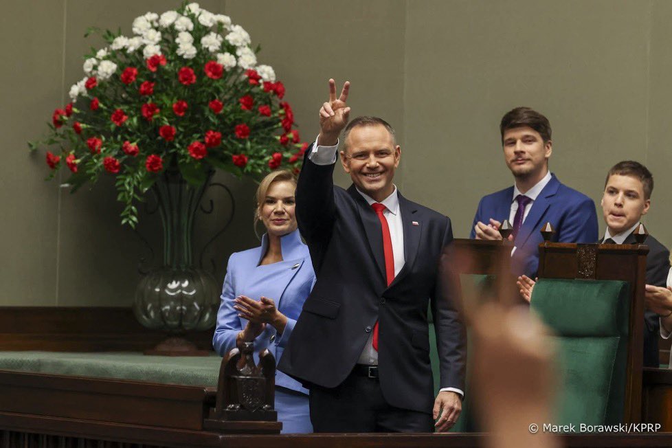 BeataSzydlo's tweet photo. Rok temu zaprzysiężony został Prezydent RP Karol Nawrocki, który dwa miesiące wcześniej zwyciężył w wyborach - chociaż jeszcze trzy miesiące wcześniej wielu nie dawało mu szans. 

Jednak to PiS kolejny raz przedstawiło Polakom kandydata, który zwyciężył. Wiemy, jak wygrywać, wiemy, jak ciężką pracą budować poparcie. 

Prezydent Karol Nawrocki nie zawiódł nadziei, jest wspaniałym Prezydentem RP, z wielkim poparciem społecznym. A ostatni rok to dopiero początek!
