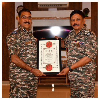 214bn_crpf's tweet photo. @crpfindia
🇮🇳 stands tall in Red Bastion of Bijapur Chhattisgarh 
Hon’ble UHM Sh @AmitShah ji lauded CRPF for courage valour sacrifice &amp; achieving target of #MissionNaxalMuktBharat2026 Comdt @214bn_crpf

receiving honours from @DIGOPSBJPR
Salute to #CRPF brave-hearts #NationFirst https://t.co/Y5WOIYSKQC