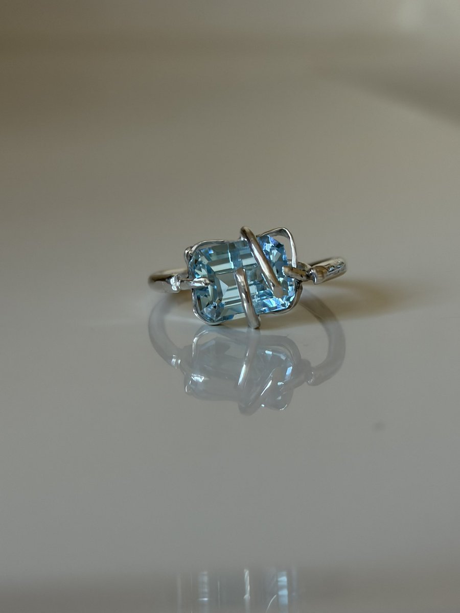 LIDINO_silver's tweet photo. 本日の製作

Blue topaz
quartz in pyrite
silver950 ring

形に囚われない自由なファッション、そんなコンセプトのリングたち

#シルバーアクセサリー #ハンドメイドアクセサリー #彫金 #天然石 https://t.co/foxpmhSd2s