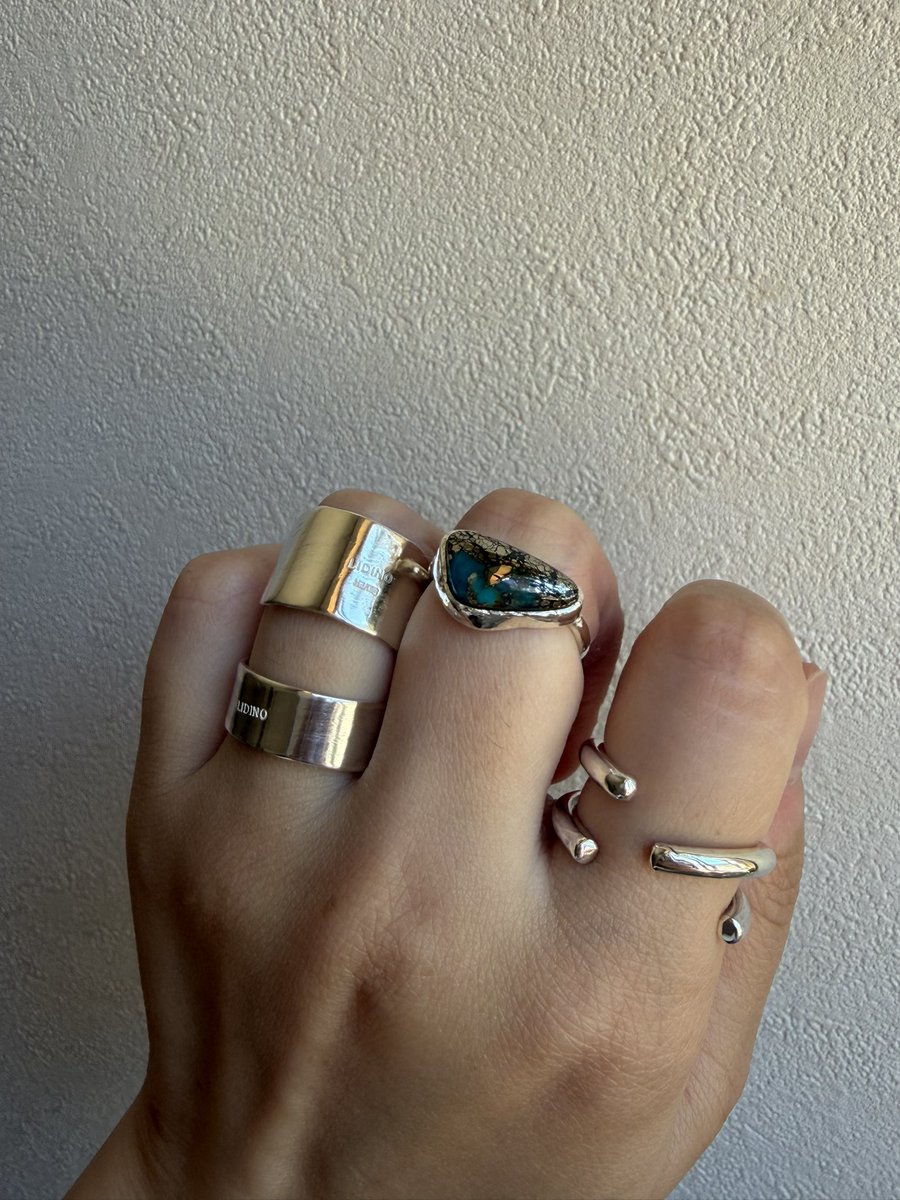 LIDINO_silver's tweet photo. 本日の製作

Blue topaz
quartz in pyrite
silver950 ring

形に囚われない自由なファッション、そんなコンセプトのリングたち

#シルバーアクセサリー #ハンドメイドアクセサリー #彫金 #天然石 https://t.co/foxpmhSd2s