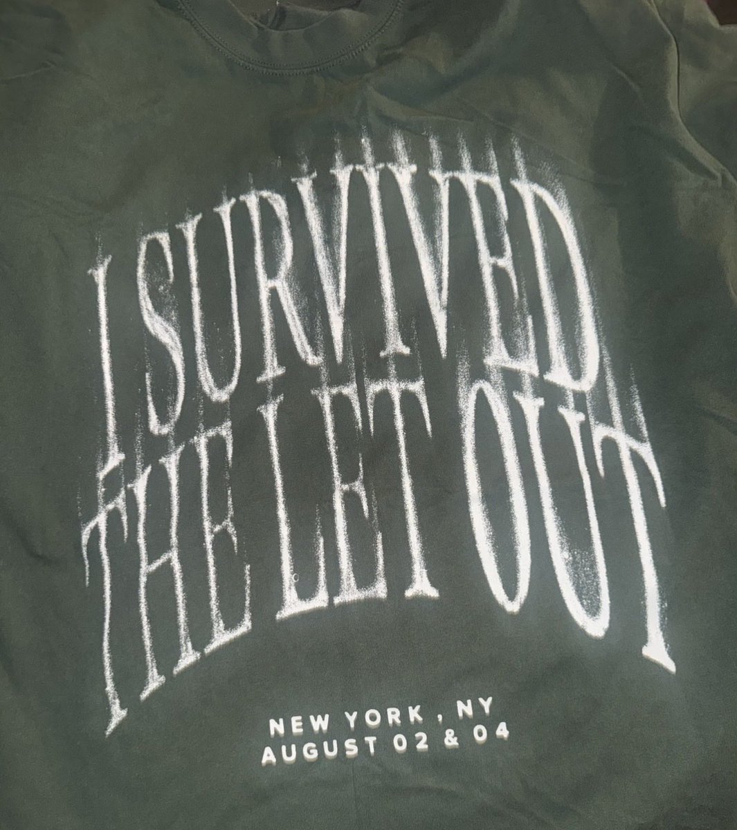 jeffstax's tweet photo. Just got home from Cole. I want to know who sold my lady the wrong shirt for the Wednesday night August 5th show at UBS. I want the shirt that had my show date on it. I didn’t even look at the shirt until now. 🤦🏾‍♂️ #thefallofftourmerch @TeamDreamville @Dreamville @JColeOnTour https://t.co/e4gQ39czm7