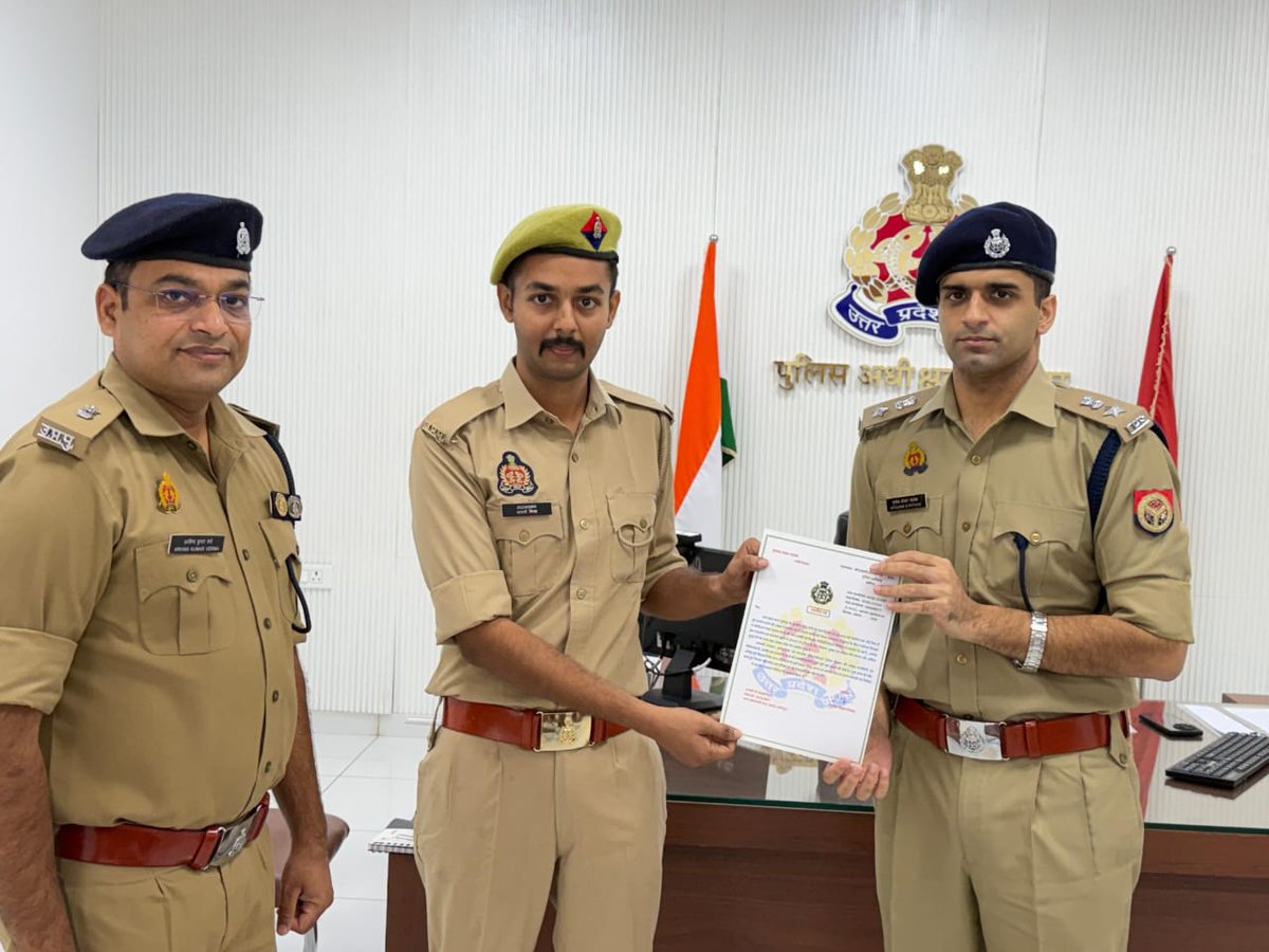 INDIAHEADLINEST's tweet photo. हमीरपुर में सिपाही आदर्श मिश्रा बने ‘मसीहा’ |

ट्रक-बस की भीषण टक्कर के बाद घायल की हालत गंभीर थी। मौके पर पहुंचे सिपाही आदर्श मिश्रा ने CPR देकर उसकी जान बचाने की कोशिश की। 
उनके इस सराहनीय कार्य के लिए एसपी ने सम्मानित किया।

हादसे में 3 लोगों की मौत और करीब 20 लोग घायल हुए हैं।

#Hamirpur  #Police #CPR #BreakingNews #IndiaHeadlinesTV

@hamirpurpolice