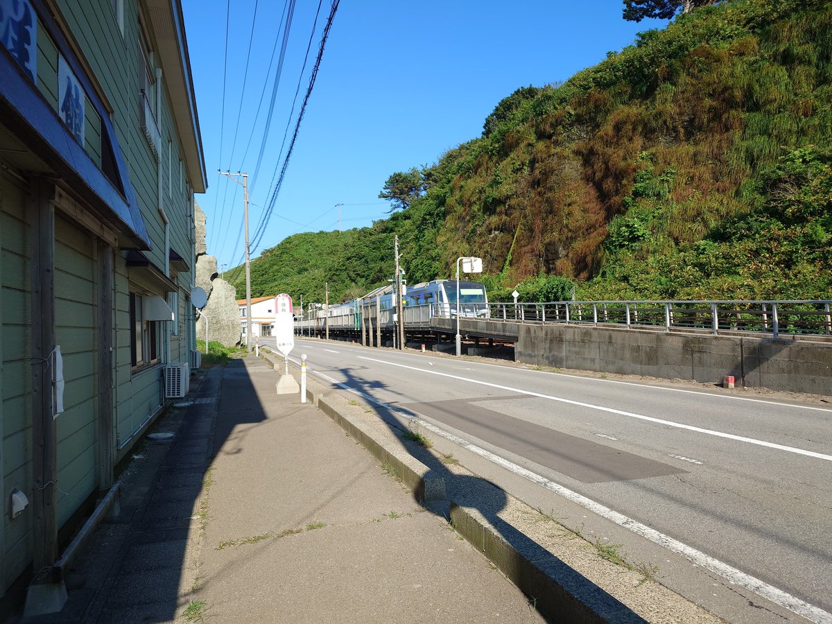 teco5m's tweet photo. リゾートしらかみに4時間30分乗って弘前から秋田まで。まったく飽きず。岩木山神社入り口で買った茹でた獄きみ、とうもろこしとガンダムコラボパン食べた。獄きみ美味しかった〜。 https://t.co/4yvhA9pgTh