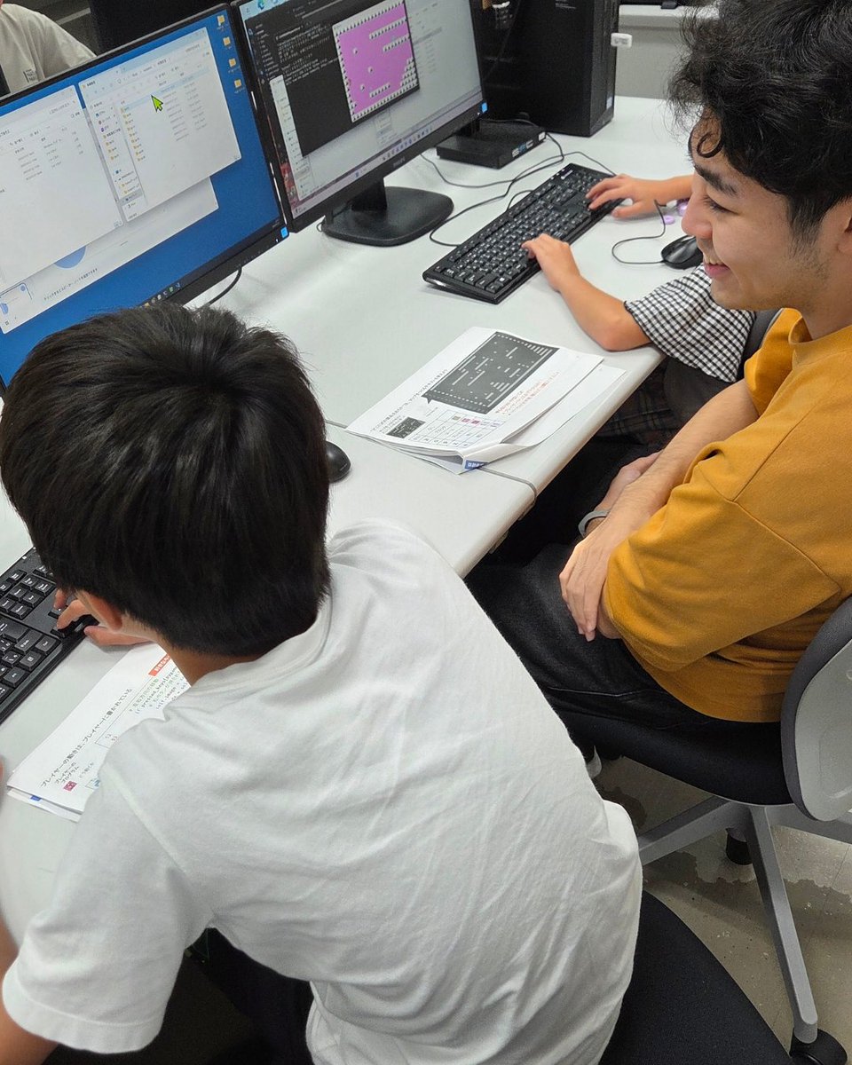 y_cit1993's tweet photo. 7月31日に知能電子システム科が行った「ゲームづくりからはじめるプログラミング体験教室」の様子です👩‍💻わからないところは学生がお手伝いしながら、みんな思い思いにPython🐍を使ったオリジナルゲームを作っています❗️プログラミングの世界に興味を持ってもらえると嬉しいな〜☺️ https://t.co/j9eg4ZiDv9