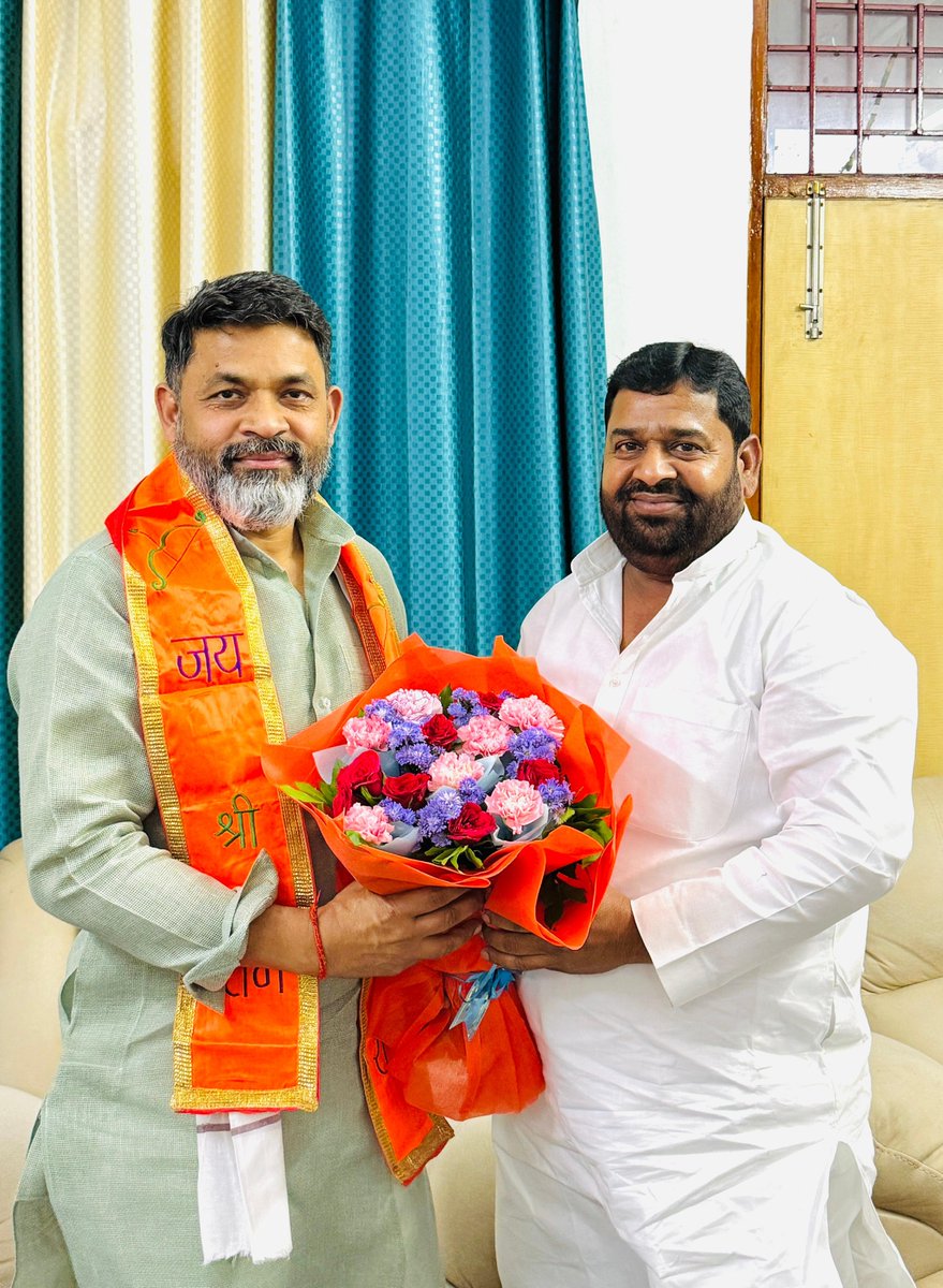 MrYaduvansh's tweet photo. लखनऊ स्थित अपने बहुखंडी मंत्री आवास पर प्रदेश के विभिन्न जिलों से आए सम्मानित पदाधिकारी गण, पंचायत प्रतिनिधि गण एवं कार्यकर्ता बंधुओं से भेंट कर उनका कुशलक्षेम जाना। https://t.co/43Ci9aYkEm