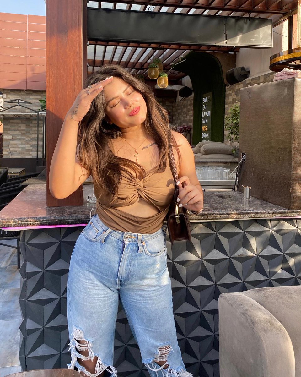 navya2345ghyo's tweet photo. ☀️ She walks like sunshine, turning ordinary moments into golden memories✨#GoldenHour #GoodVibes https://t.co/VKpePXAx5n