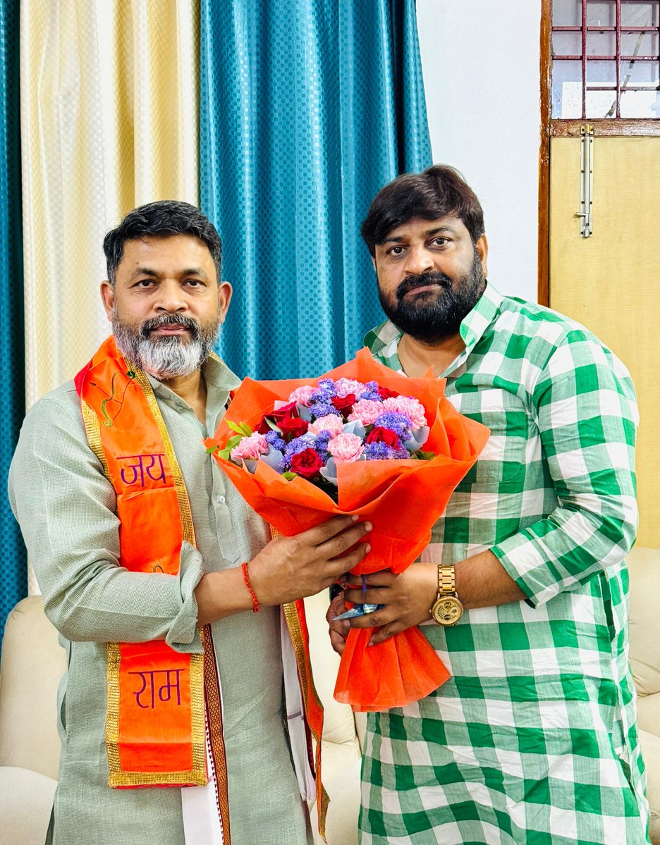 MrYaduvansh's tweet photo. लखनऊ स्थित अपने बहुखंडी मंत्री आवास पर प्रदेश के विभिन्न जिलों से आए सम्मानित पदाधिकारी गण, पंचायत प्रतिनिधि गण एवं कार्यकर्ता बंधुओं से भेंट कर उनका कुशलक्षेम जाना। https://t.co/43Ci9aYkEm
