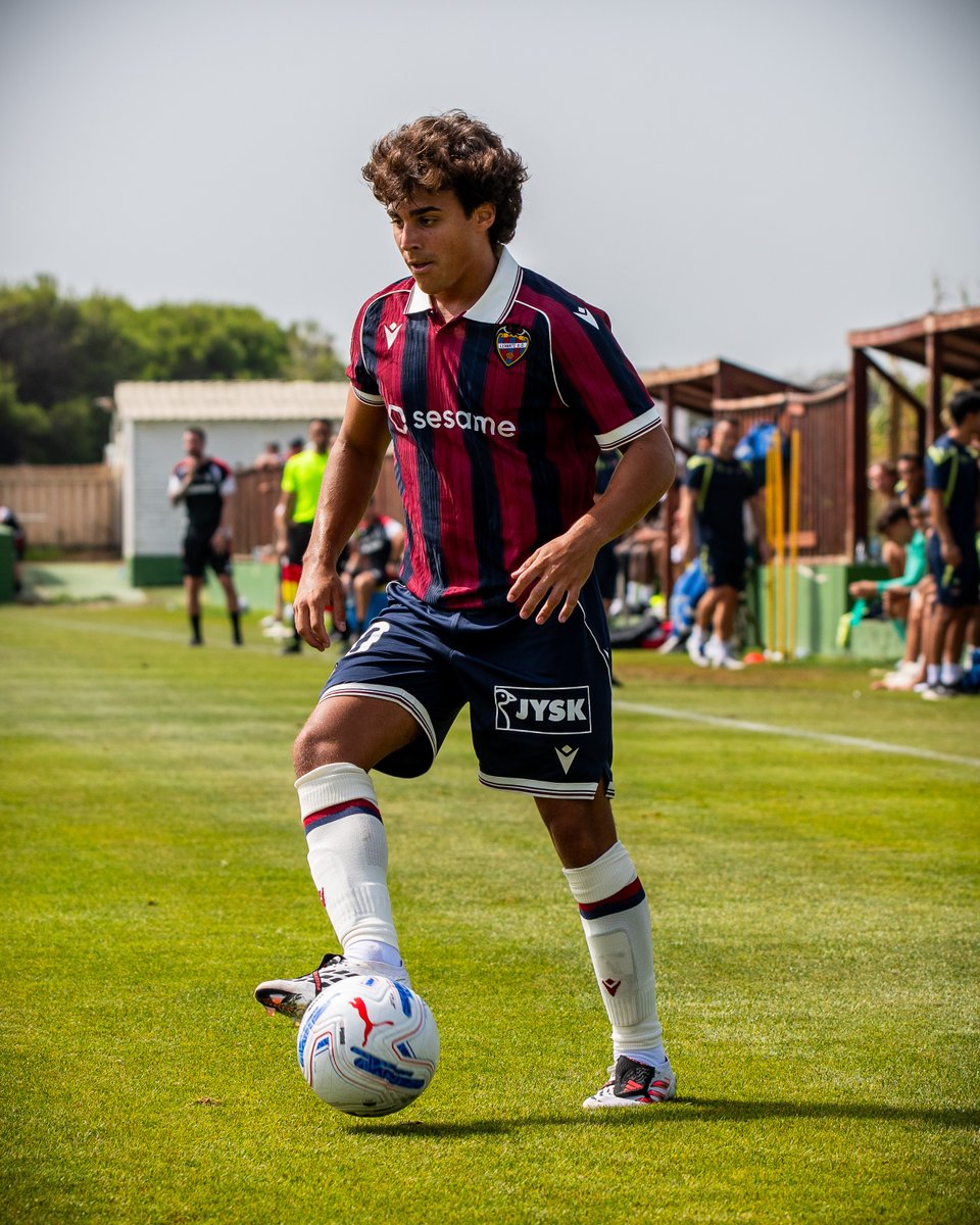 LevanteUD's tweet photo. 🎂 Hoy celebramos el cumpleaños de uno de los nuestros.

¡Muchas felicidades, Carlos! 🎉🎁 https://t.co/uaPPXv4qT0