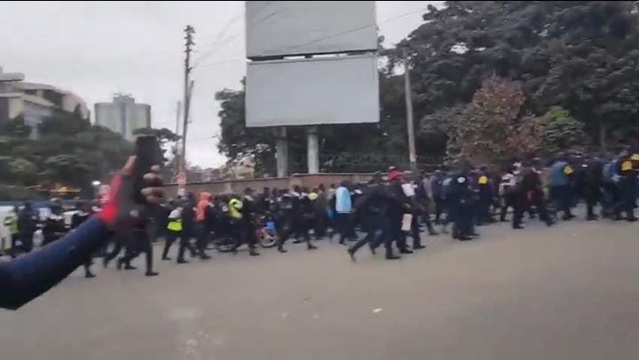 hanaharuto_'s tweet photo. Thousands of security guards visited State House today for a meeting with President William Ruto. It will be a significant engagement, and to me, he remains the best President we've ever had. https://t.co/0zrXWRz0tP