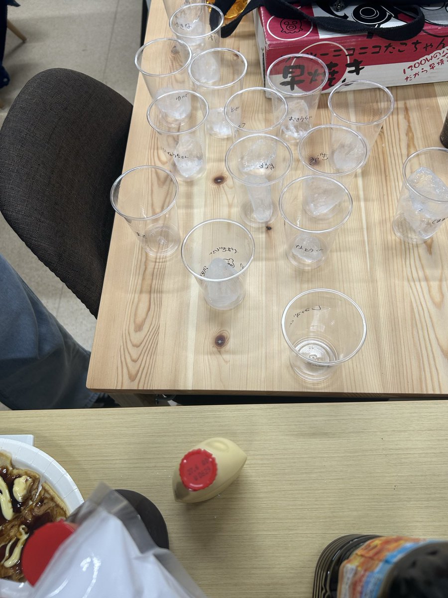 NUYoshidalab's tweet photo. 報告会後の翌日に大掃除して、お昼を作って食べました。これで前期は終了です。
ケーキも謝謝。

#飲み会は必ず1人で待つことから始まる https://t.co/ROTTnK8qPl