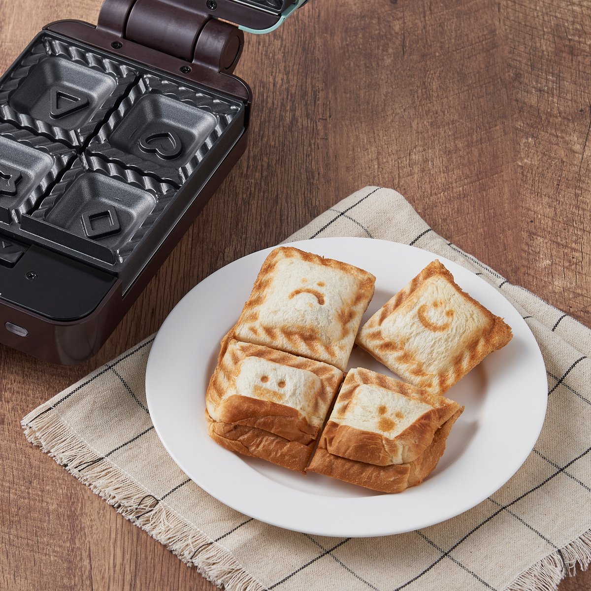 kingjim's tweet photo. 食パン1/４サイズのミニホットサンドが作れる「Toffy クォーターホットサンドメーカー」。食べやすく手も汚れにくいので、夏休みのおやつにどうぞ。https://t.co/g8IdgUCiHi https://t.co/VPvXIdpDLp